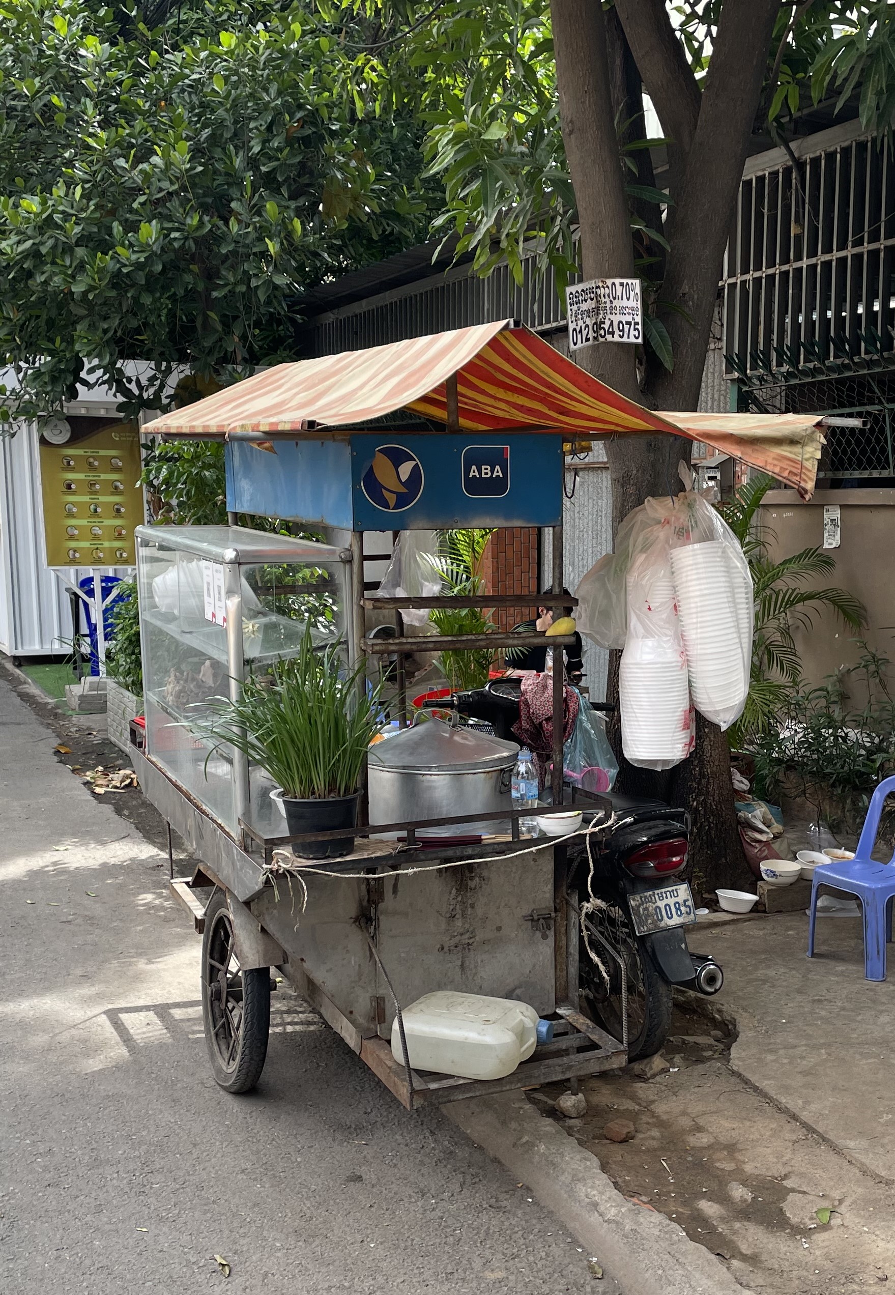 An example of a motorized food cart in Phnom Penh.