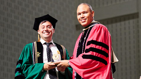 Thomas Floyd received the I’Anson Award from Dean A. Benjamin Spencer during Commencement on May 18.